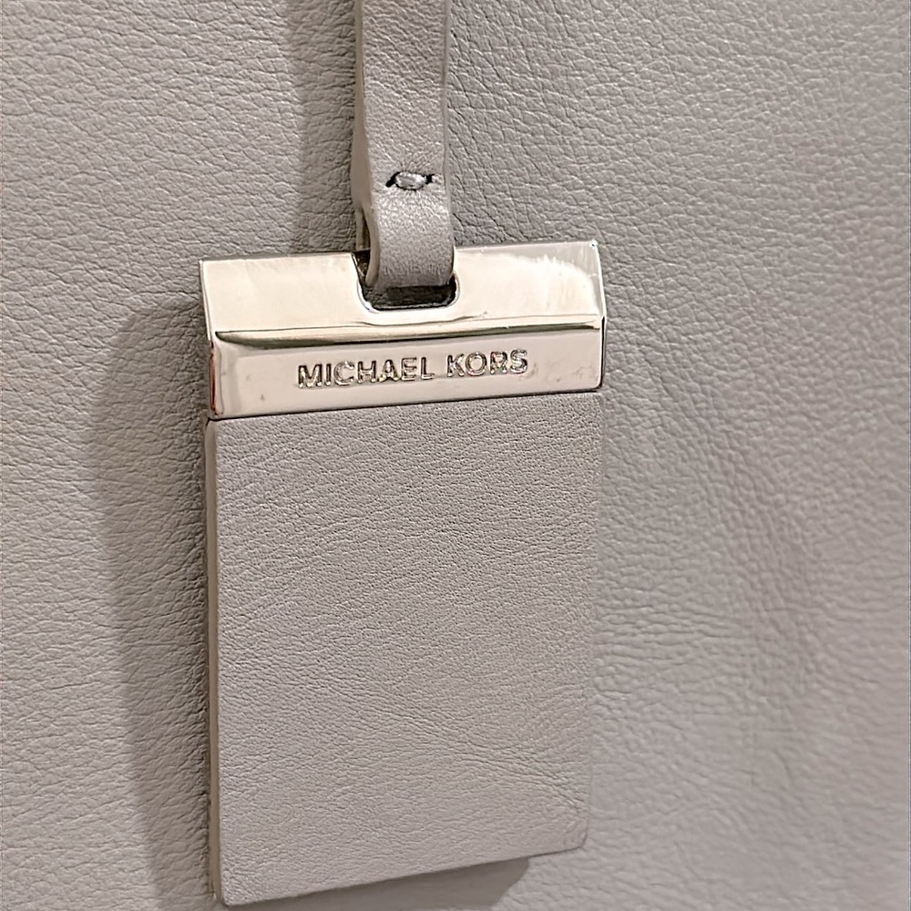 Authentic Michael Kors Collection Calf Leather Tote, in Light Gray. STUNNING - Picture 5 of 17